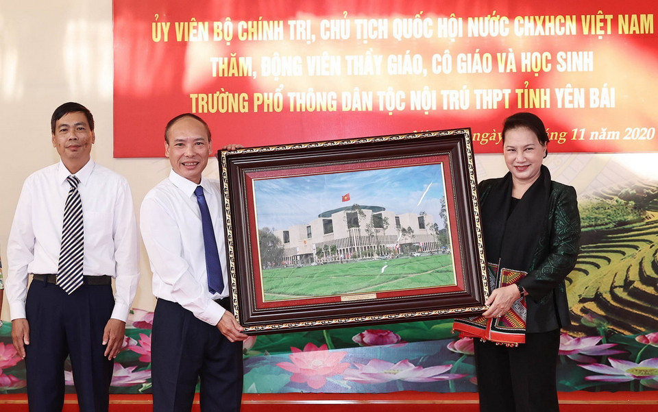  Chủ tịch Quốc hội Nguyễn Thị Kim Ngân tặng quà cho trường Phổ thông dân tộc nội trú THPT tỉnh Yên Bái. (Ảnh: Trọng Đức/TTXVN)