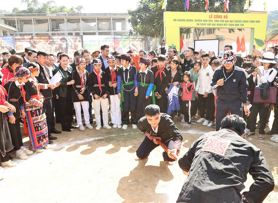  Chủ tịch Quốc hội Nguyễn Thị Kim Ngân và các đại biểu tham quan các trò chơi dân gian của nhân dân các dân tộc trong Ngày hội. (Ảnh: Trọng Đức/TTXVN)