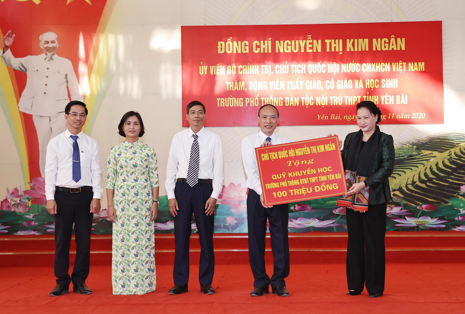  Chủ tịch Quốc hội Nguyễn Thị Kim Ngân tặng Quỹ khuyến học của trường 100 triệu đồng. (Ảnh: Trọng Đức/TTXVN)