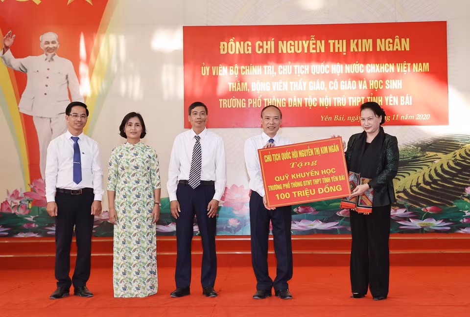  Chủ tịch Quốc hội Nguyễn Thị Kim Ngân tặng Quỹ khuyến học của trường 100 triệu đồng. (Ảnh: Trọng Đức/TTXVN)
