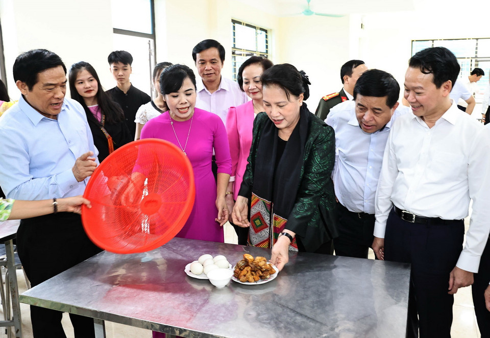  Chủ tịch Quốc hội Nguyễn Thị Kim Ngân thăm khu bếp ăn của trường Phổ thông dân tộc nội trú THPT tỉnh Yên Bái. (Ảnh: Trọng Đức/TTXVN)