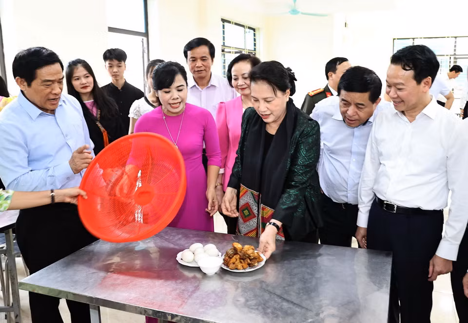  Chủ tịch Quốc hội Nguyễn Thị Kim Ngân thăm khu bếp ăn của trường Phổ thông dân tộc nội trú THPT tỉnh Yên Bái. (Ảnh: Trọng Đức/TTXVN)