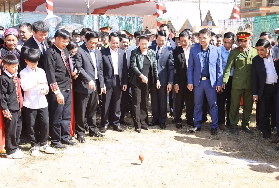  Chủ tịch Quốc hội Nguyễn Thị Kim Ngân và các đại biểu tham dự các trò chơi dân gian của nhân dân các dân tộc trong Ngày hội. (Ảnh: Trọng Đức/TTXVN)