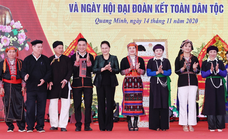  Chủ tịch Quốc hội Nguyễn Thị Kim Ngân và nhân dân các dân tộc tại Ngày hội Đại đoàn kết các dân tộc tỉnh Yên Bái. (Ảnh: Trọng Đức/TTXVN)