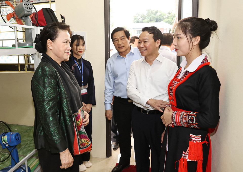  Chủ tịch Quốc hội Nguyễn Thị Kim Ngân thăm khu ký túc xá của trường Phổ thông dân tộc nội trú THPT tỉnh Yên Bái. (Ảnh: Trọng Đức/TTXVN)