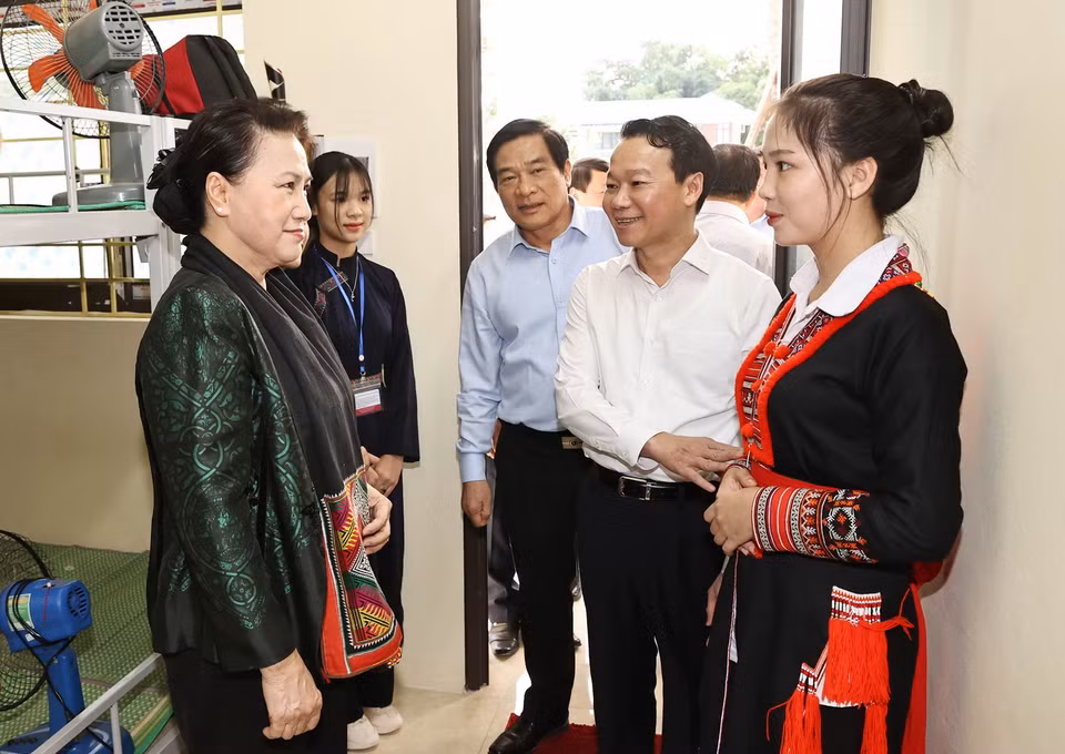  Chủ tịch Quốc hội Nguyễn Thị Kim Ngân thăm khu ký túc xá của trường Phổ thông dân tộc nội trú THPT tỉnh Yên Bái. (Ảnh: Trọng Đức/TTXVN)