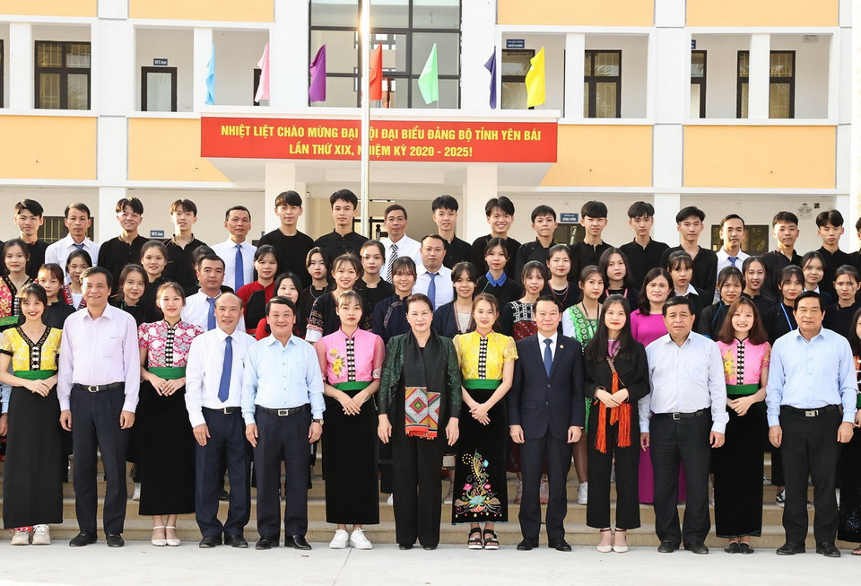  Chủ tịch Quốc hội Nguyễn Thị Kim Ngân với giáo viên, học sinh trường Phổ thông dân tộc nội trú THPT tỉnh Yên Bái. (Ảnh: Trọng Đức/TTXVN)