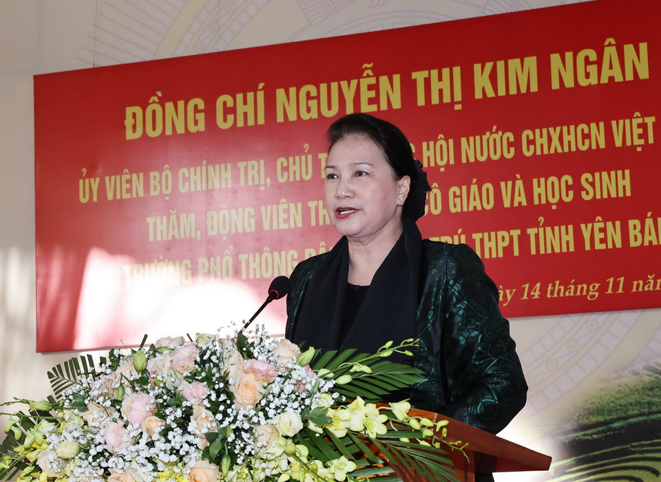  Chủ tịch Quốc hội Nguyễn Thị Kim Ngân phát biểu với giáo viên, học sinh trường Phổ thông dân tộc nội trú THPT tỉnh Yên Bái. (Ảnh: Trọng Đức/TTXVN)