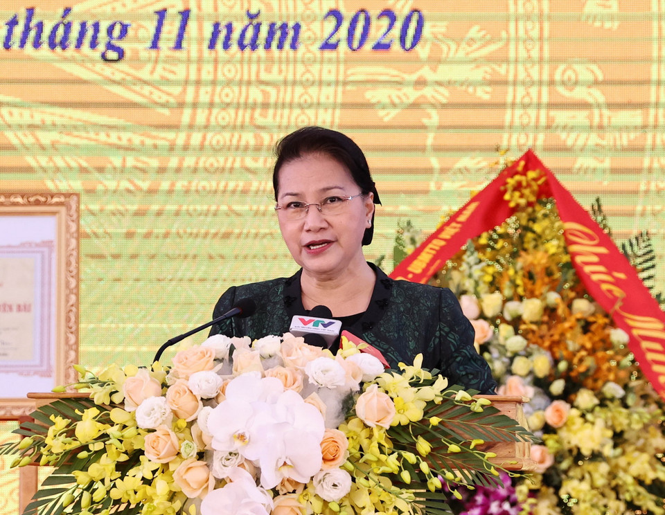  Chủ tịch Quốc hội Nguyễn Thị Kim Ngân phát biểu tại buổi lễ Ngày hội Đại đoàn kết toàn dân tộc tỉnh. (Ảnh: Trọng Đức/TTXVN)