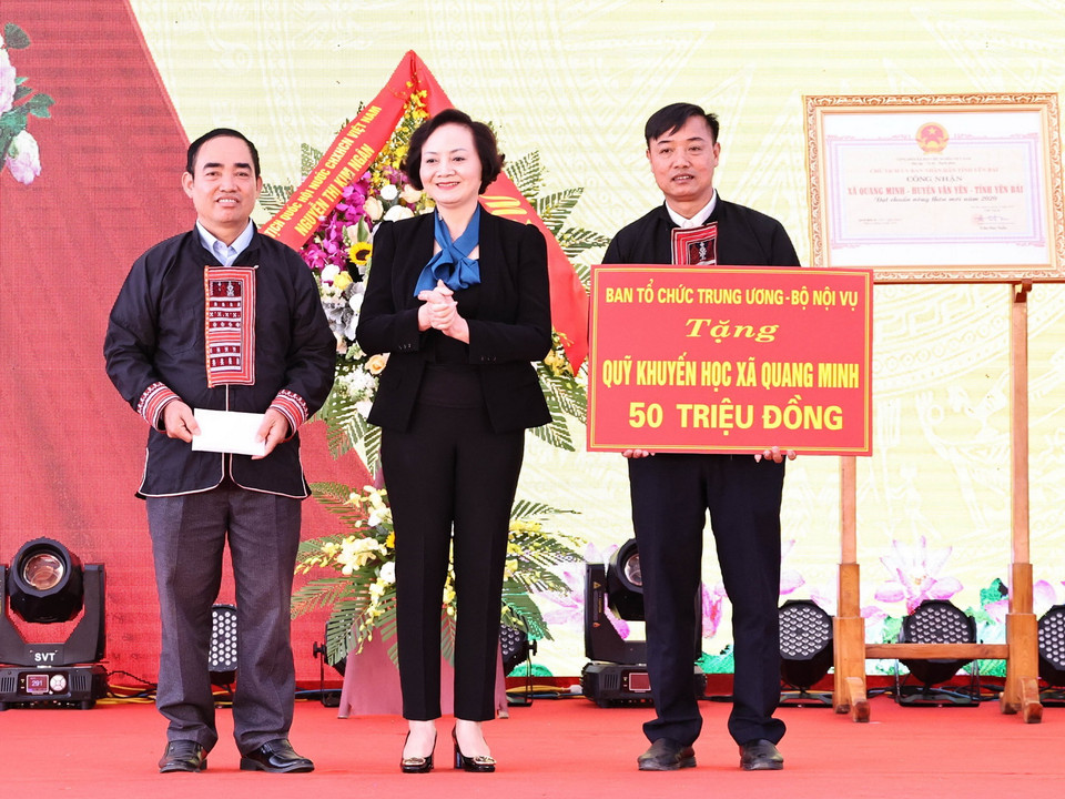  Thứ trưởng Bộ Nội vụ Phạm Thị Thanh Trà trao quà cho Quỹ khuyến học xã Quang Minh, huyện Văn Yên. (Ảnh: Trọng Đức/TTXVN)