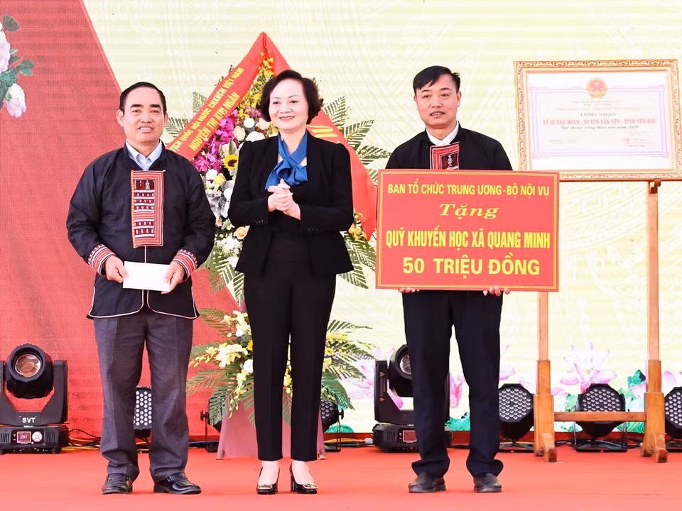  Thứ trưởng Bộ Nội vụ Phạm Thị Thanh Trà trao quà cho Quỹ khuyến học xã Quang Minh, huyện Văn Yên. (Ảnh: Trọng Đức/TTXVN)