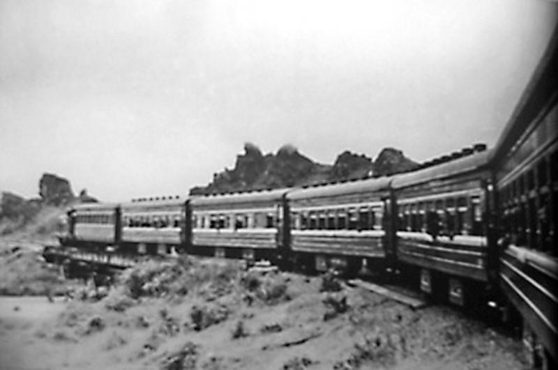 Đoàn tàu chở phóng viên GP10 rời Hà Nội vào chiến trường miền Nam di chuyển qua vùng Thanh Hóa còn đầy hố bom (tháng 3/1973). (Ảnh: Tư liệu TTXVN)