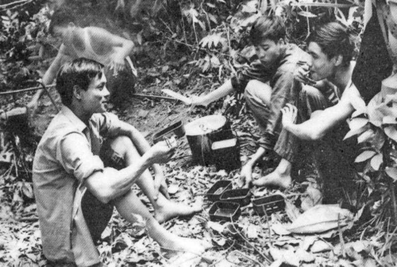 Phút nghỉ ngơi trên đường hành quân của các phóng viên lớp GP10 Trọng Nghiệp, Hữu Oai, Sỹ Huynh, năm 1973. (Ảnh: Tư liệu TTXVN)