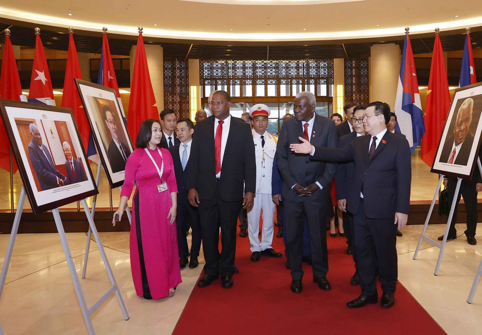 Chủ tịch Quốc hội Vương Đình Huệ và Chủ tịch Quốc hội Cuba Esteban Lazo Hernandez tham quan trưng bày ảnh tại Nhà Quốc hội. (Ảnh: Doãn Tấn/TTXVN)