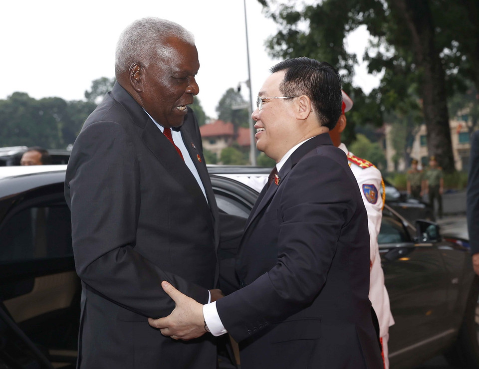 Chủ tịch Quốc hội Vương Đình Huệ đón Chủ tịch Quốc hội Cuba Esteban Lazo Hernandez. (Ảnh: Doãn Tấn/TTXVN)