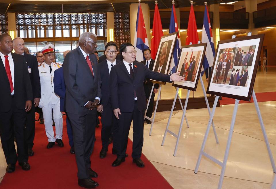 Chủ tịch Quốc hội Vương Đình Huệ và Chủ tịch Quốc hội Cuba Esteban Lazo Hernandez tham quan trưng bày ảnh tại Nhà Quốc hội. (Ảnh: Doãn Tấn/TTXVN)