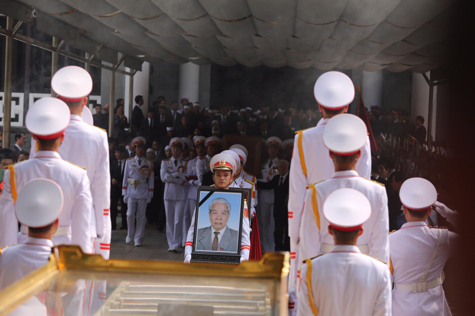 Linh cữu đồng chí Đỗ Mười được chuyển ra linh xa. (Ảnh: Minh Sơn/Vietnam+)