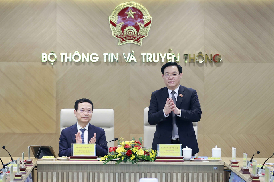 Chủ tịch Quốc hội Vương Đình Huệ làm việc với Bộ Thông tin và Truyền thông. (Ảnh: Doãn Tấn/TTXVN)