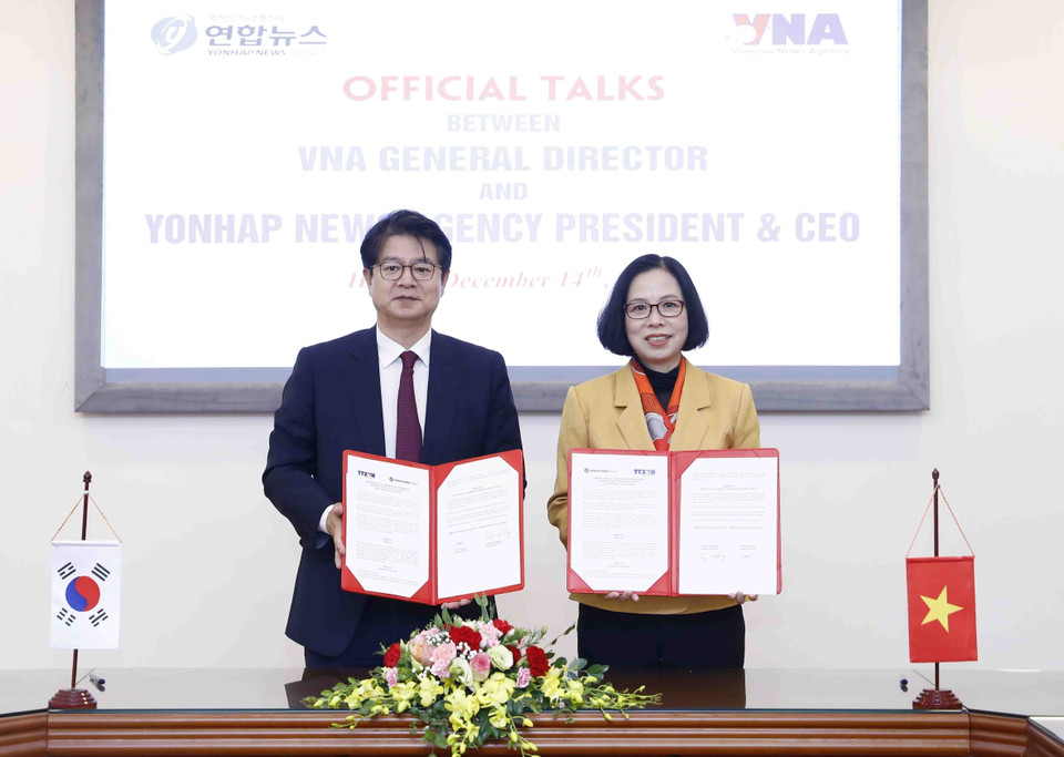 Bản Thỏa thuận Hợp tác nghiệp vụ giữa TTXVN và Yonhap vừa đươc Tổng Giám đốc Thông tấn xã Việt Nam Vũ Việt Trang và Chủ tịch, Giám đốc điều hành Hãng Thông tấn Yonhap Seong Ghi-hong ký kết. (Ảnh: An Đăng/TTXVN)