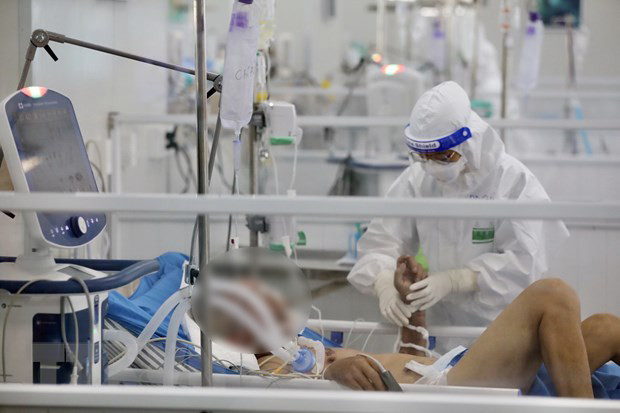 Hiện nay, bệnh viện đang điều trị cho 17 bệnh nhân nặng, hầu hết được đặt ống nội quản thở máy xâm nhập, số ít bệnh nhân thở oxy mask và oxy liều cao-HFNC. (Ảnh: Minh Quyết/TTXVN)