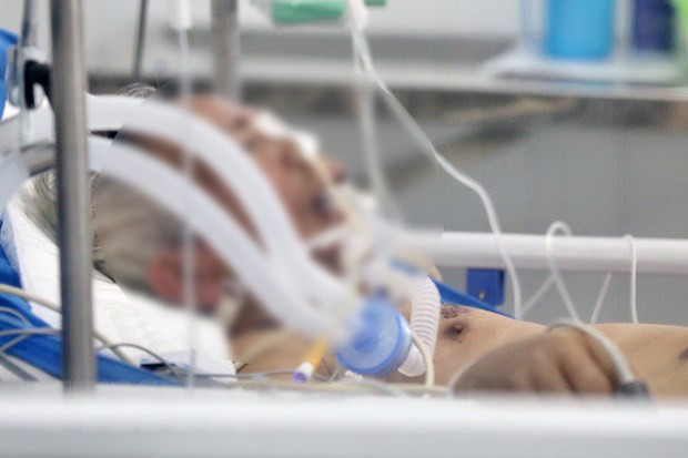 Nhiều bệnh nhân COVID-19 nặng kèm theo các bệnh lý nền khác nên công tác điều trị càng thêm khó khăn. (Ảnh: Minh Quyết/TTXVN)