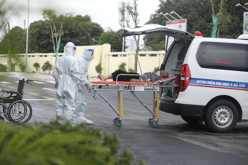 Bệnh nhân 92 tuổi là bệnh nhân COVID-19 nặng đầu tiên được điều trị khỏi và xuất viện, trở về với gia đình. (Ảnh: Minh Quyết/TTXVN)