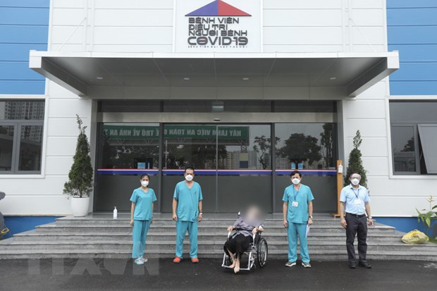 Ngày 25/9, bệnh nhân 92 tuổi, địa chỉ tại quận Đống Đa, Hà Nội, là bệnh nhân COVID-19 nặng đầu tiên được điều trị khỏi và xuất viện, trở về với gia đình. (Ảnh: Minh Quyết/TTXVN)