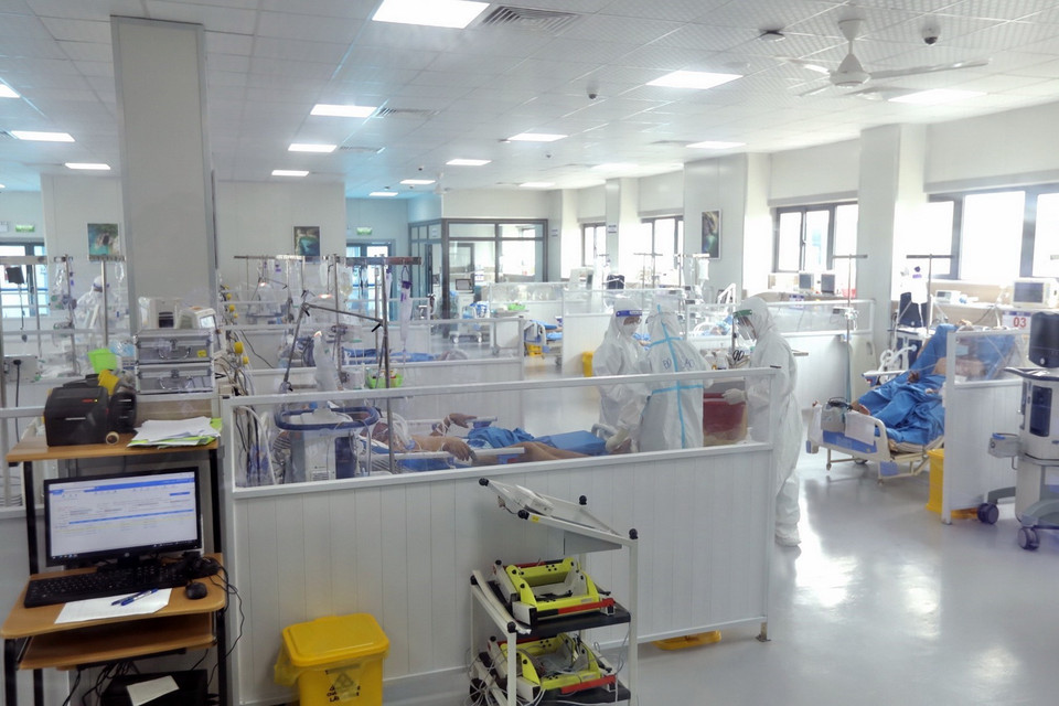 Đến nay, bệnh viện đang thu dung, điều trị cho 17 bệnh nhân COVID-19 nặng. (Ảnh: Minh Quyết/TTXVN)