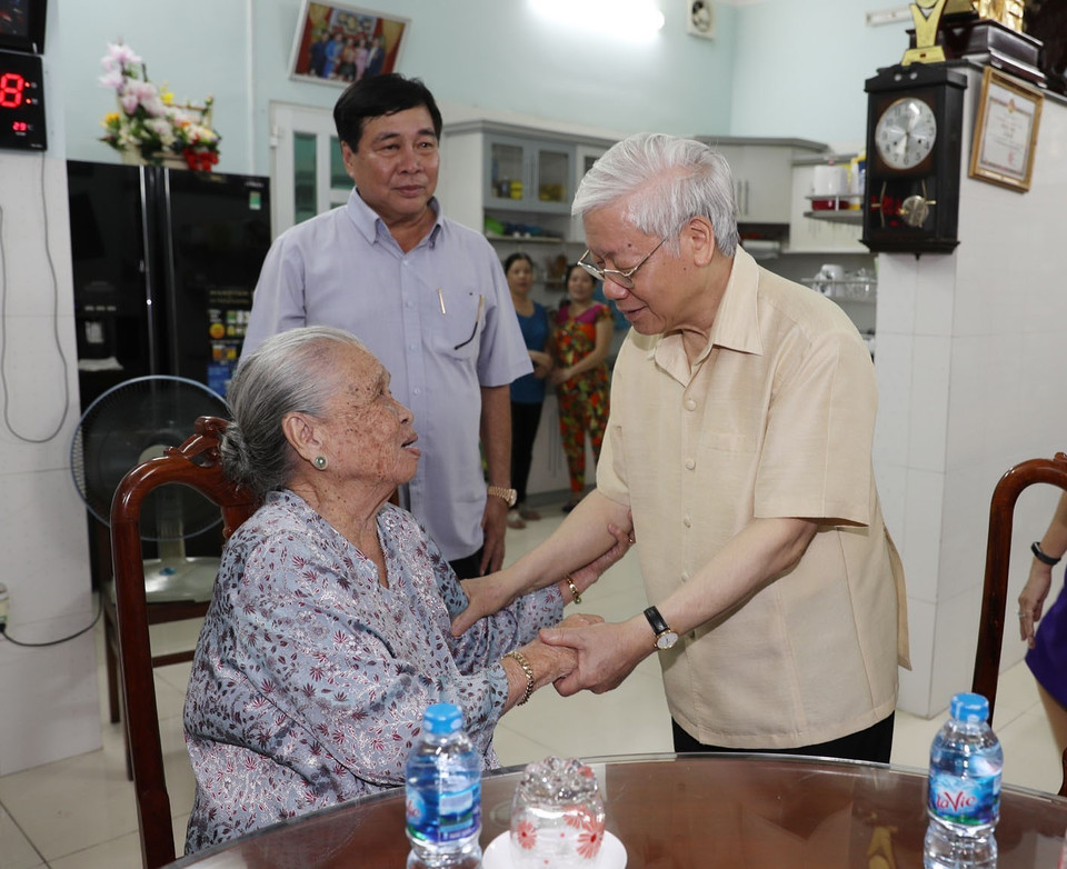 Tổng Bí thư Nguyễn Phú Trọng thăm, tặng quà Mẹ Việt Nam Anh hùng Lê thị Tải, thành phố Long Xuyên, tỉnh An Giang. (Ảnh: Trí Dũng/TTXVN)