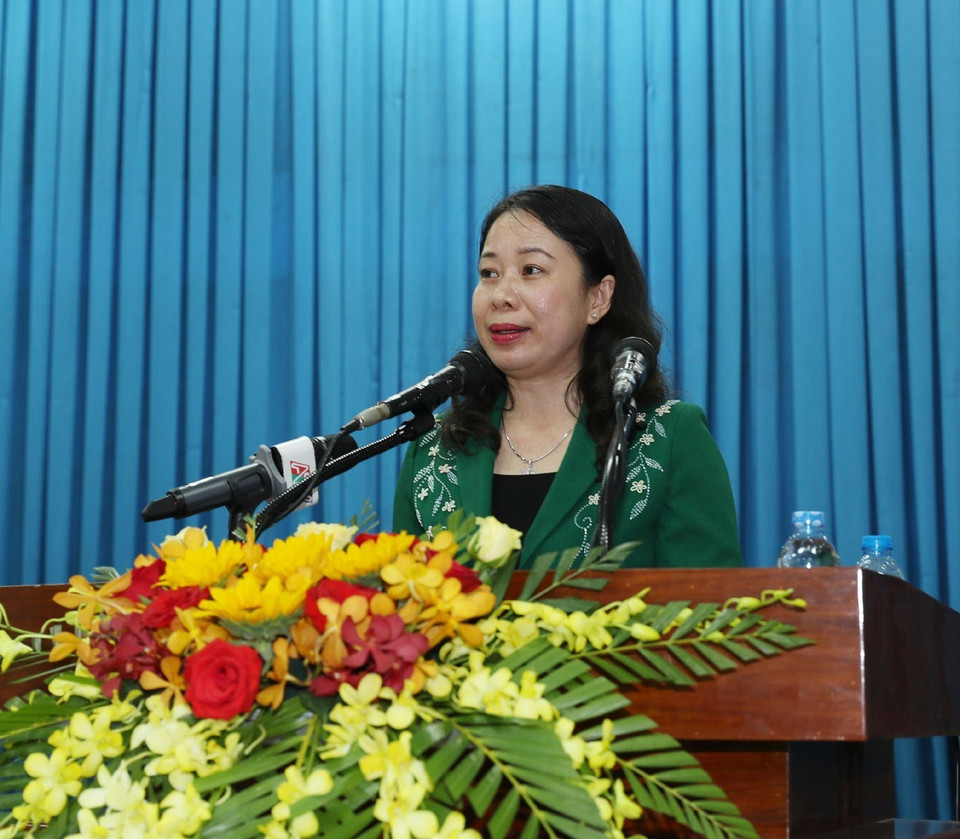 Bí thư Tỉnh ủy An Giang Võ Thị Ánh Xuân trình bày báo cáo tóm tắt tình hình thực hiện nhiệm vụ chính trị năm 2017; phương hướng, nhiệm vụ năm 2018. (Ảnh: Trí Dũng/TTXVN)