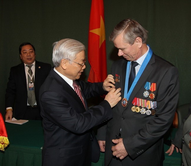 Tổng Bí thư Nguyễn Phú Trọng tặng Huy hiệu Bác Hồ cho giáo sư-tiến sỹ Vladimir Buyanov, Chủ tịch Hội hữu nghị Nga-Việt, cựu chuyên gia Liên Xô tại công trình nhà máy nhiệt điện Phả Lại, nhân chuyến thăm chính thức Liên bang Nga, ngày 24/11/2014, tại Moskva. (Ảnh: Trí Dũng/TTXVN)