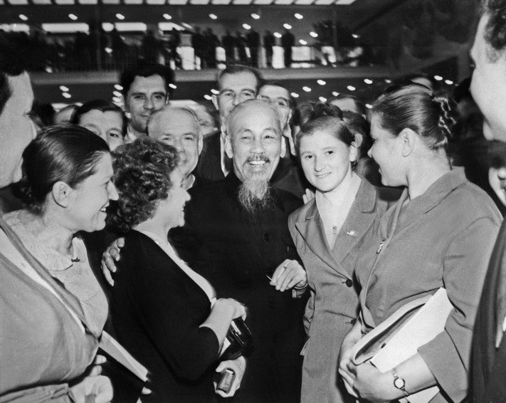 Chủ tịch Hồ Chí Minh với đại biểu Liên Xô và quốc tế tại Đại hội lần thứ 22 Đảng Cộng sản Liên Xô, diễn ra tại Moskva, tháng 10/1961. (Ảnh: Tư liệu TTXVN)