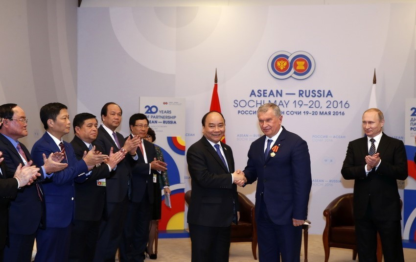 Thủ tướng Nguyễn Xuân Phúc trao tặng Huân chương Hữu nghị cho ông Igor Sechin, Chủ tịch Tập đoàn Dầu khí Rosneft (Liên bang Nga), chiều 19/5/2016, tại thành phố Sochi. (Ảnh: Thống Nhất/TTXVN)