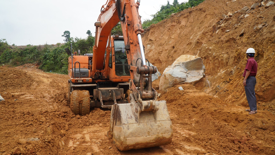 Phương tiện xe múc hỗ trợ tìm kiếm các nạn nhân tại hiện trường Thuỷ điện Rào Trăng 3. (Ảnh: TTXVN phát)