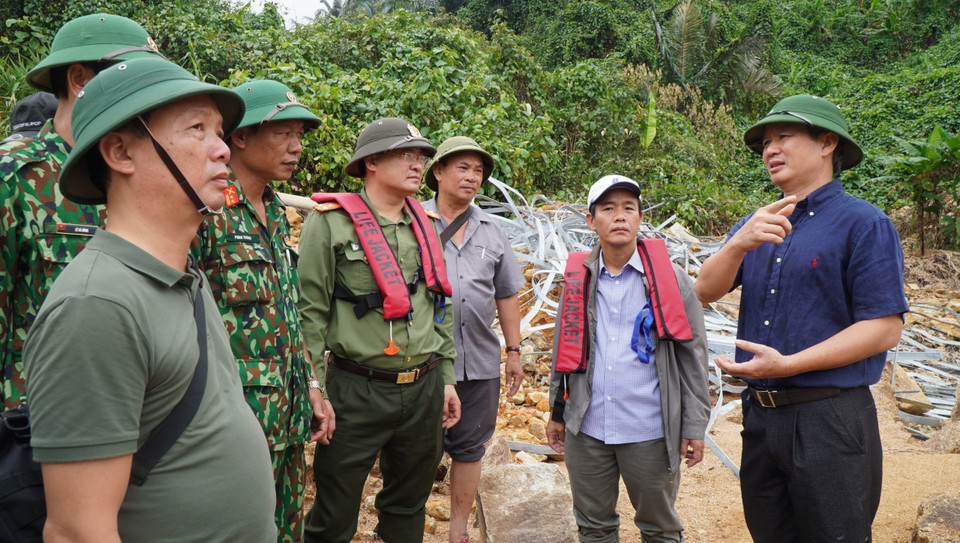 Bí thư Tỉnh ủy Thừa Thiên-Huế Lê Trường Lưu kiểm tra, chỉ đạo công tác tìm kiếm nạn nhân tại Thuỷ điện Rào Trăng 3. (Ảnh: TTXVN phát)