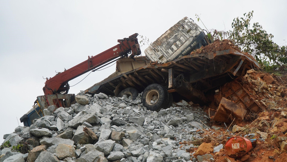 Hiện trường vụ sạt lở đất tại Thủy điện Rào Trăng 3. (Ảnh: TTXVN phát)