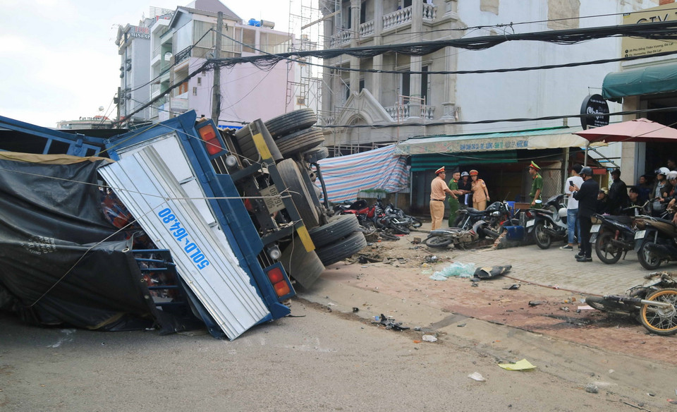 Khoảng 15 giờ 24/10, tại khu vực ngã 5, Đại học Đà Lạt (Lâm Đồng) đã xảy ra vụ tai nạn nghiệm trọng khiến hơn 10 chiếc xe gắn máy, 2 cột điện, 1 xe tải bị hư hại, 1 người bị thương. (Ảnh: Đặng Tuấn/TTXVN)