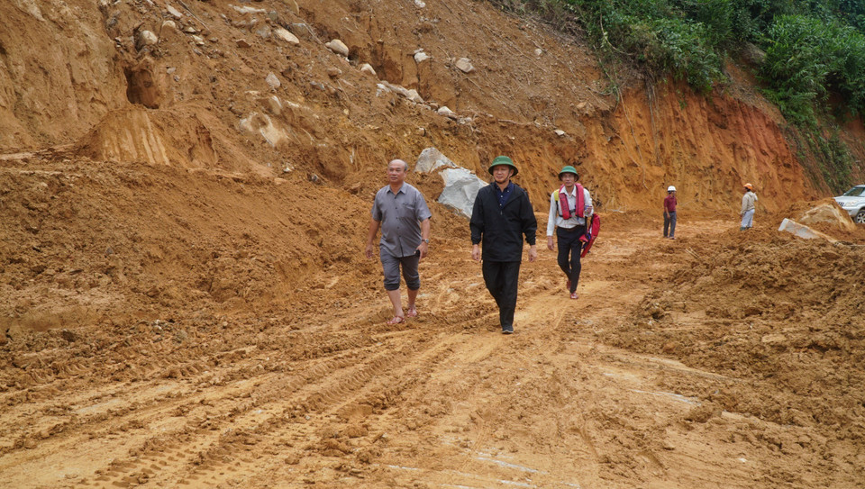 Bí thư Tỉnh ủy Thừa Thiên-Huế Lê Trường Lưu (áo đen) kiểm tra, chỉ đạo công tác tìm kiếm nạn nhân tại Thủy điện Rào Trăng 3. (Ảnh: TTXVN phát)