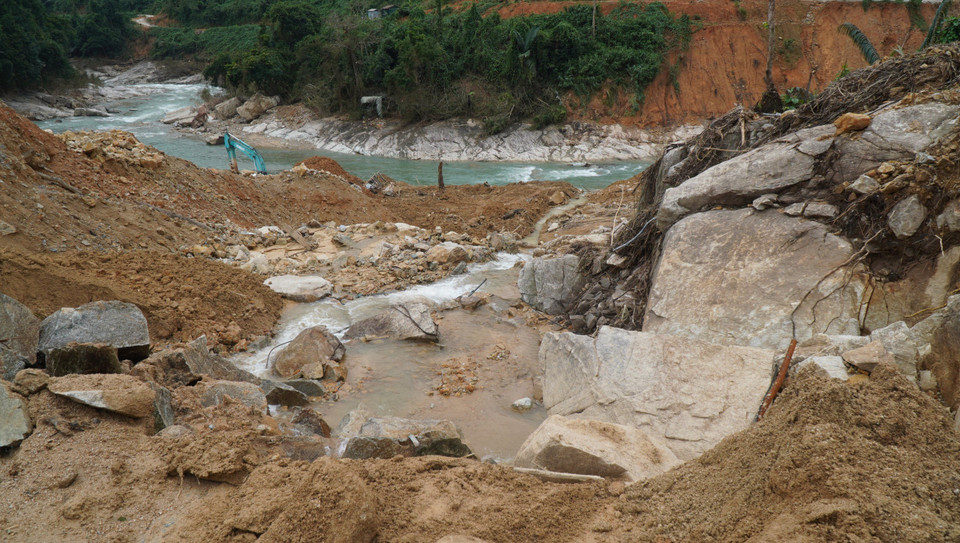 Lực lượng công binh của Quân khu 4 tiếp tục tăng cường công tác tìm kiếm các nạn nhân còn lại vẫn đang mất tích trong vụ sạt lở tại thuỷ điện Rào Trăng 3. (Ảnh: TTXVN phát)