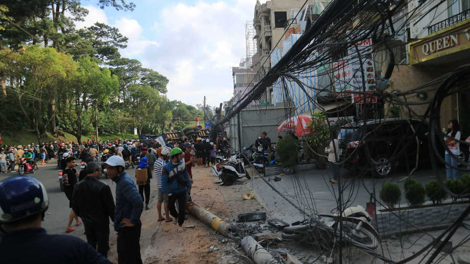 Xe tải gây tai nạn đâm gãy 2 cột điện rồi tiếp tục nghiền nát hơn 10 chiếc xe máy. (Ảnh: Đặng Tuấn/TTXVN)