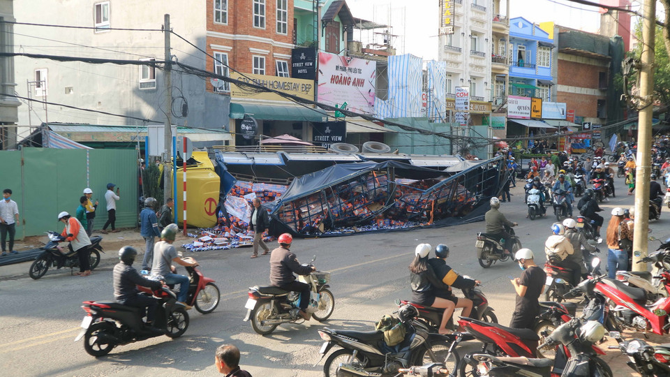 Hiện trường vụ tai nạn nghiêm trọng. (Ảnh: Đặng Tuấn/TTXVN)