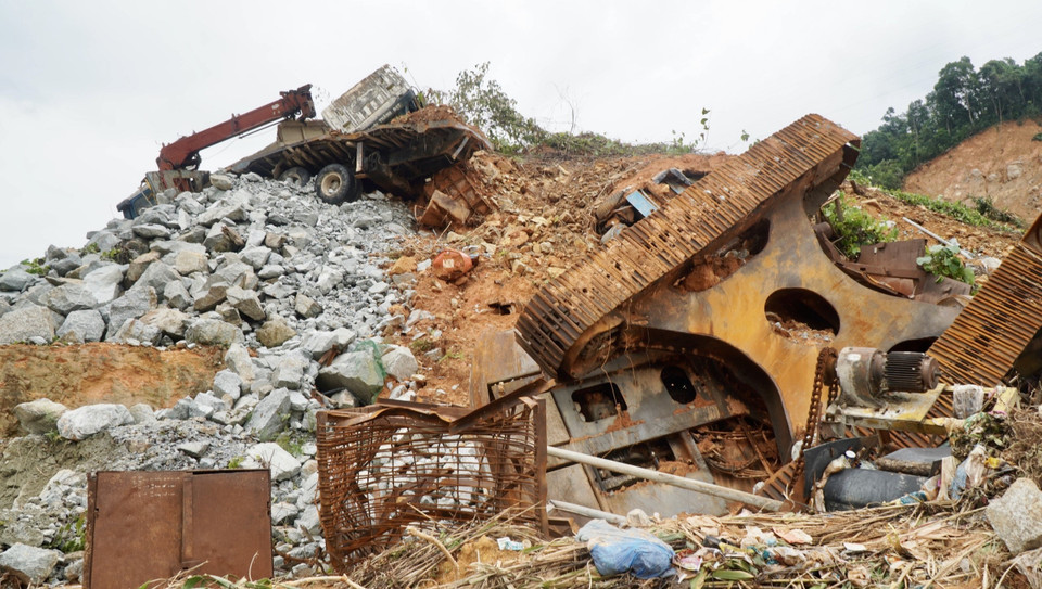 Công tác tiếp tục được tiến hành khẩn trương tại Thủy điện Rào Trăng 3. (Ảnh: TTXVN phát)