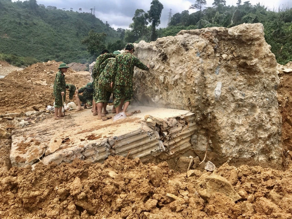 Lực lượng công binh phá khối bêtông cốt thép lớn tại vị trí sạt lở vui lấp các công nhân. (Ảnh: TTXVN phát)