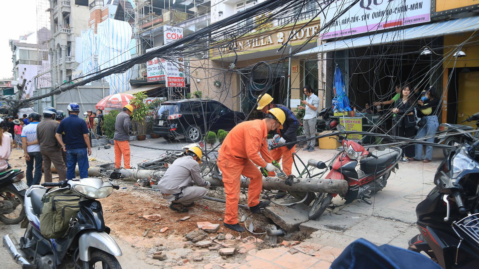 Xe tải gây tai nạn đâm gãy 2 cột điện. (Ảnh: Đặng Tuấn/TTXVN)