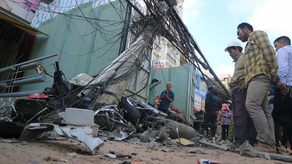 Hiện trường vụ tai nạn nghiêm trọng. (Ảnh: Đặng Tuấn/TTXVN)