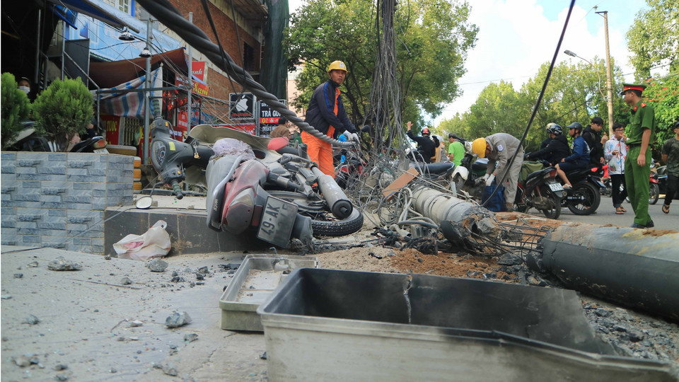 Chiếc xe tải mang biển kiểm soát 51LD-164.80 đang dừng tại đường Phủ Động Thiên Vương hướng về phía ngã 5 Đại học Đà Lạt, thì bất ngờ trôi dốc sau đó đâm gãy 2 cột điện rồi tiếp tục nghiền nát hơn 10 chiếc xe máy. (Ảnh: Đặng Tuấn/TTXVN)