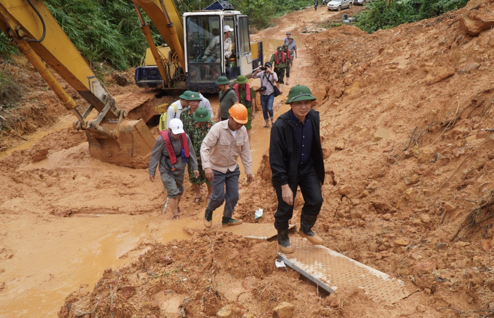 Bí thư Tỉnh ủy Thừa Thiên-Huế Lê Trường Lưu kiểm tra, chỉ đạo công tác tìm kiếm nạn nhân tại Thủy điện Rào Trăng 3. (Ảnh: TTXVN phát)