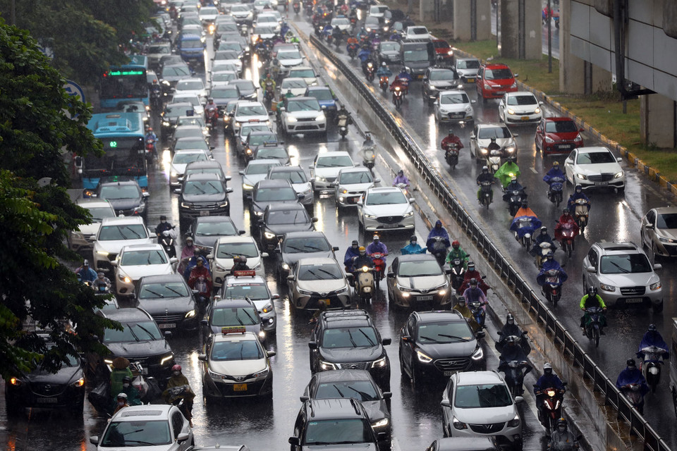 Sáng 11/8, tại Hà Nội, trời mưa do ảnh hưởng của áp thấp nhiệt đới khiến lượng ôtô ra đường vào giờ đi làm tăng đột biến. (Ảnh: Huy Hùng/TTXVN)