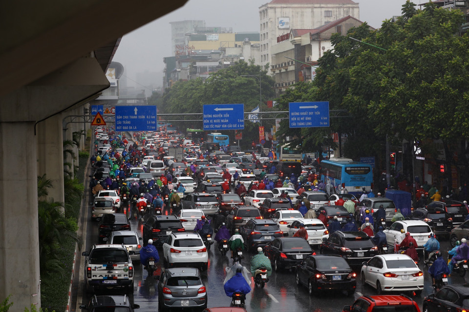 Các phương tiện ken dày đặc trên đường. (Ảnh: Huy Hùng/TTXVN)