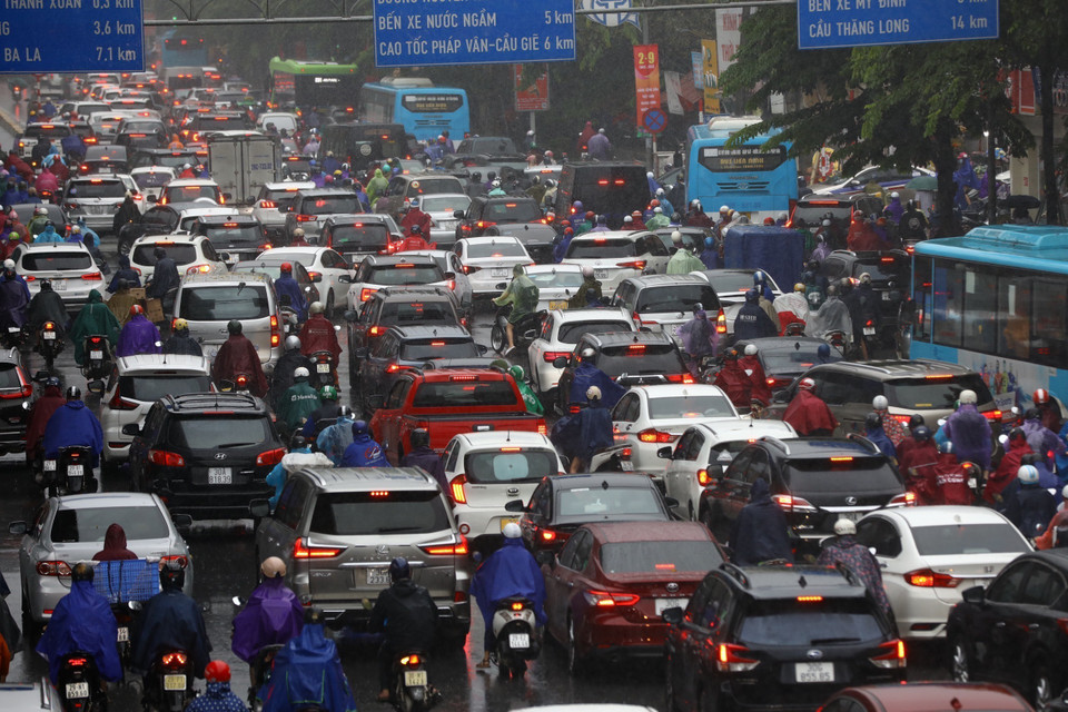 Dự báo trong ngày hôm nay, các tỉnh phía Đông Bắc Bộ và Thủ đô Hà Nội ngày có mưa to đến rất to và dông; đêm có mưa vừa, mưa to, có nơi mưa rất to và rải rác có dông. (Ảnh: Huy Hùng/TTXVN)
